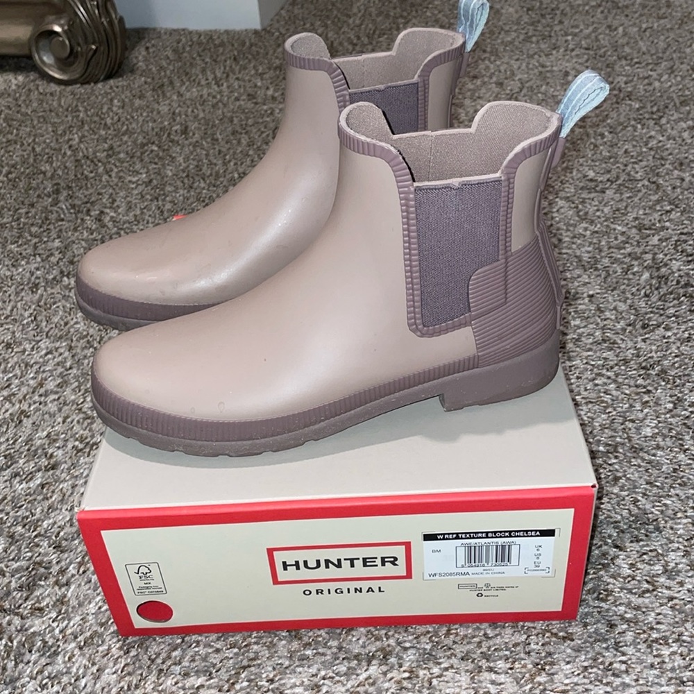 WOMEN'S REFINED TEXTURE BLOCK SLIM FIT CHELSEA BOOTS